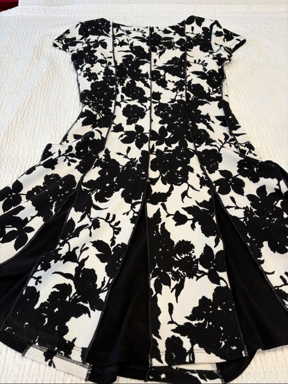 Joseph Ribkoff Black and White Floral Dress
Size 10 - Picture 2 of 4
